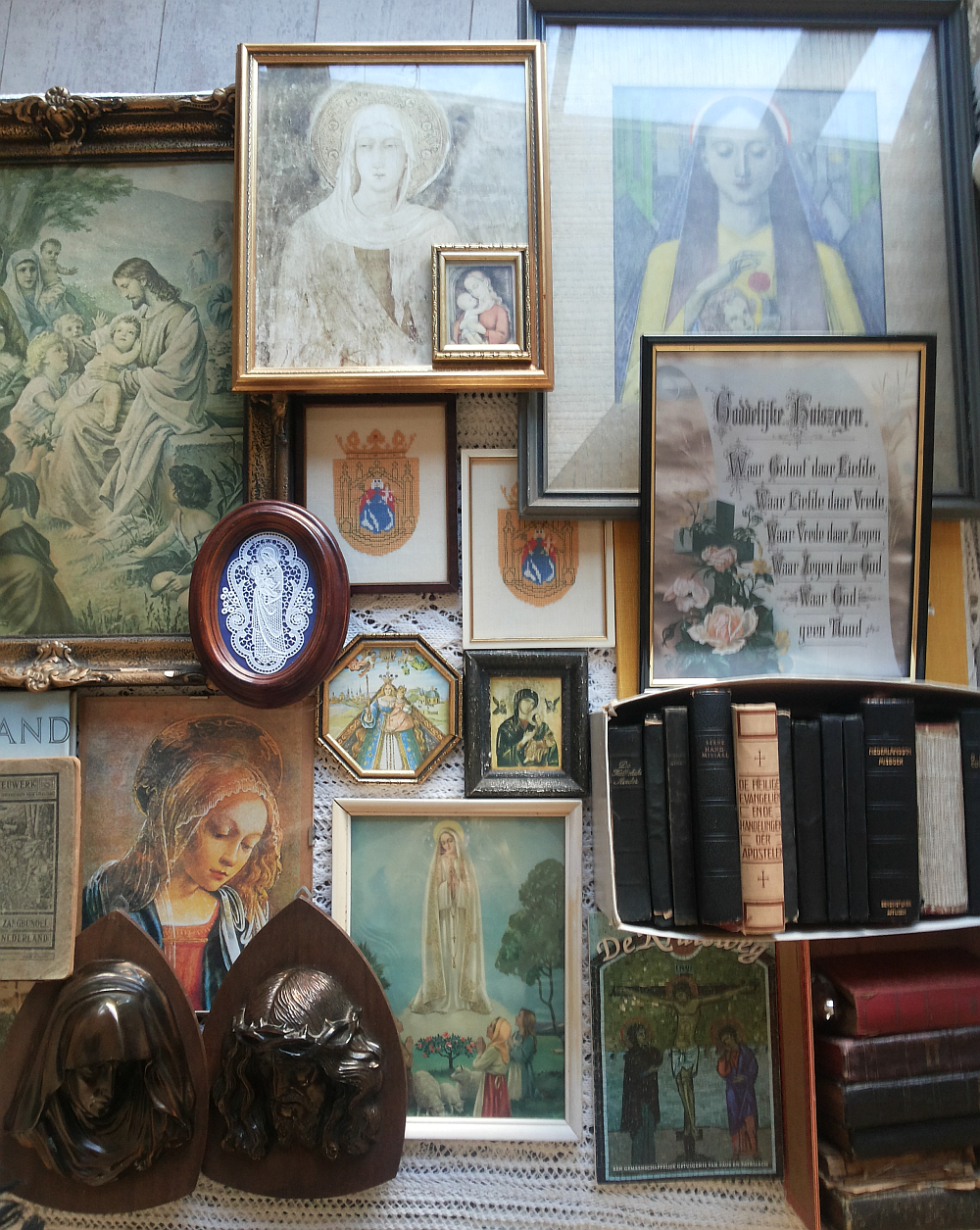 gebedenboeken-kerkboeken-schilderijtjes-reliefs-maria-met-kind-goddelijke-huiszegen